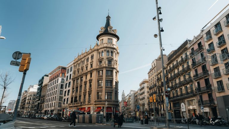 Comprar vivienda en Gràcia: distrito con alma propia y plazas que laten