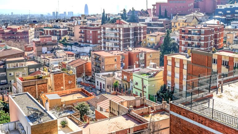 Comprar vivienda en El Guinardó: historia, colinas y vida que se filtra en cada esquina