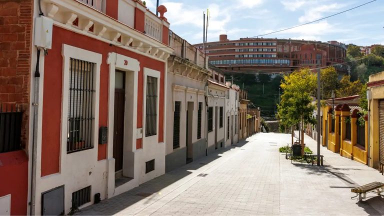 Comprar vivienda en La Clota: masías, colinas y un barrio único en Barcelona